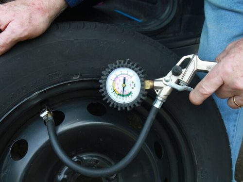 man-measuring-tire-pressure_95419-61.jpg